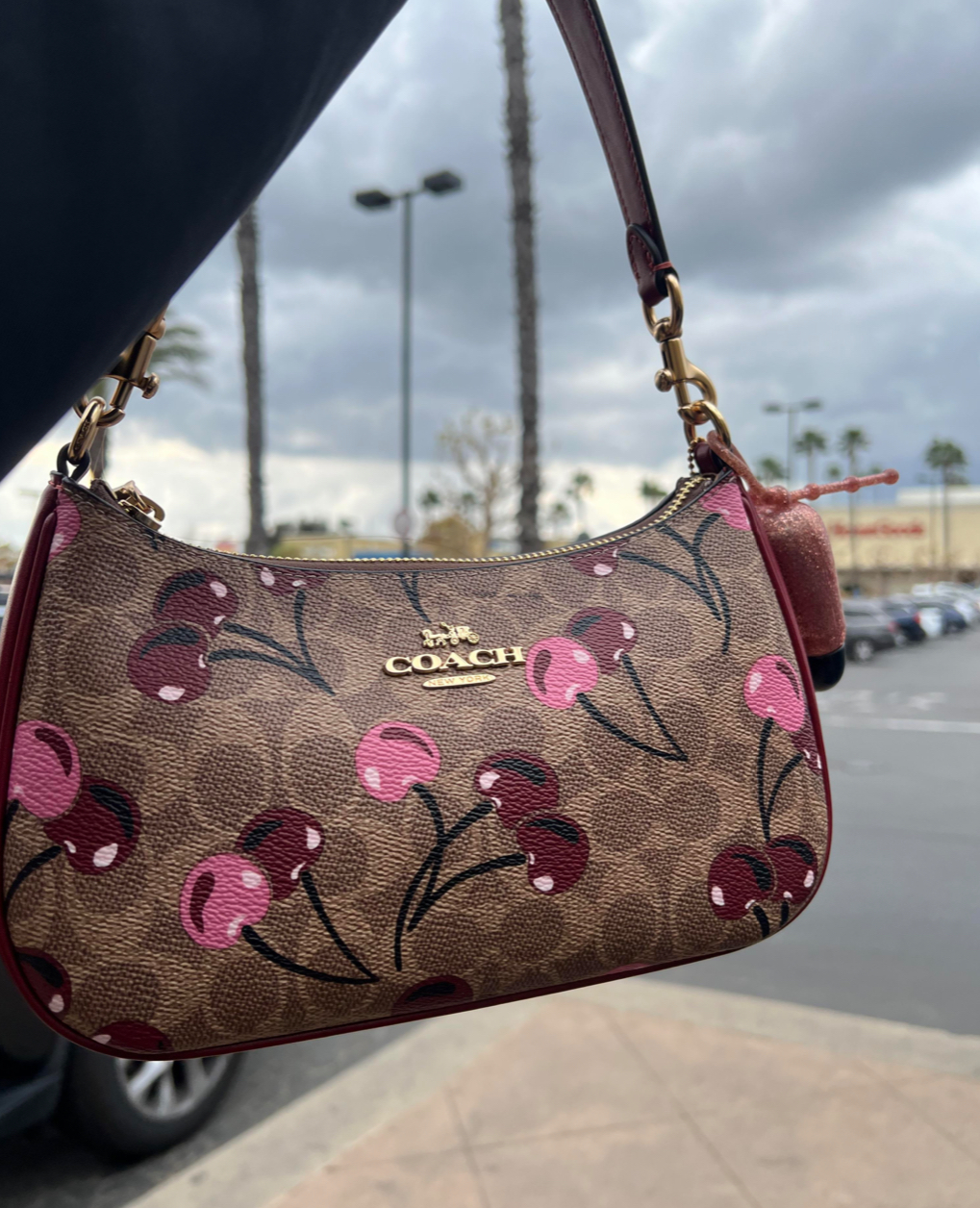 كيف دخترانه كوچ گيلاسى رنگ كرم تيره و زرشكى Coach